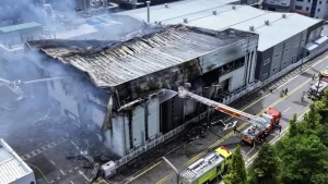 韓国・ソウル近郊で22人死亡の工場火災…リチウム電池検品中に爆発か