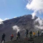 富士山火口付近で3人の登山者発見、1人の身元確認中