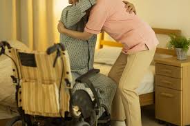 介護現場の職員不足が深刻化！2025年問題で22万人の人手不足