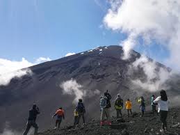 富士山火口付近で3人の登山者発見、1人の身元確認中
