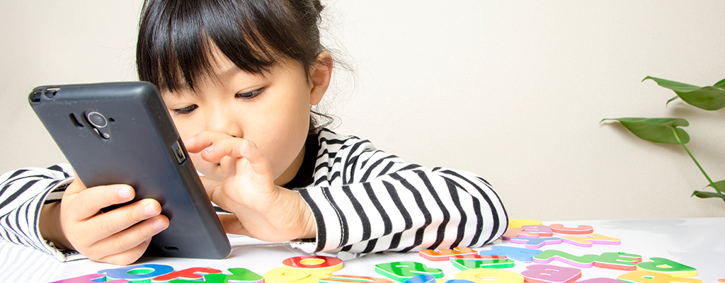子どもと一緒にスマホの利用ルールを確認しよう！夏休み前に話し合いが必要な理由