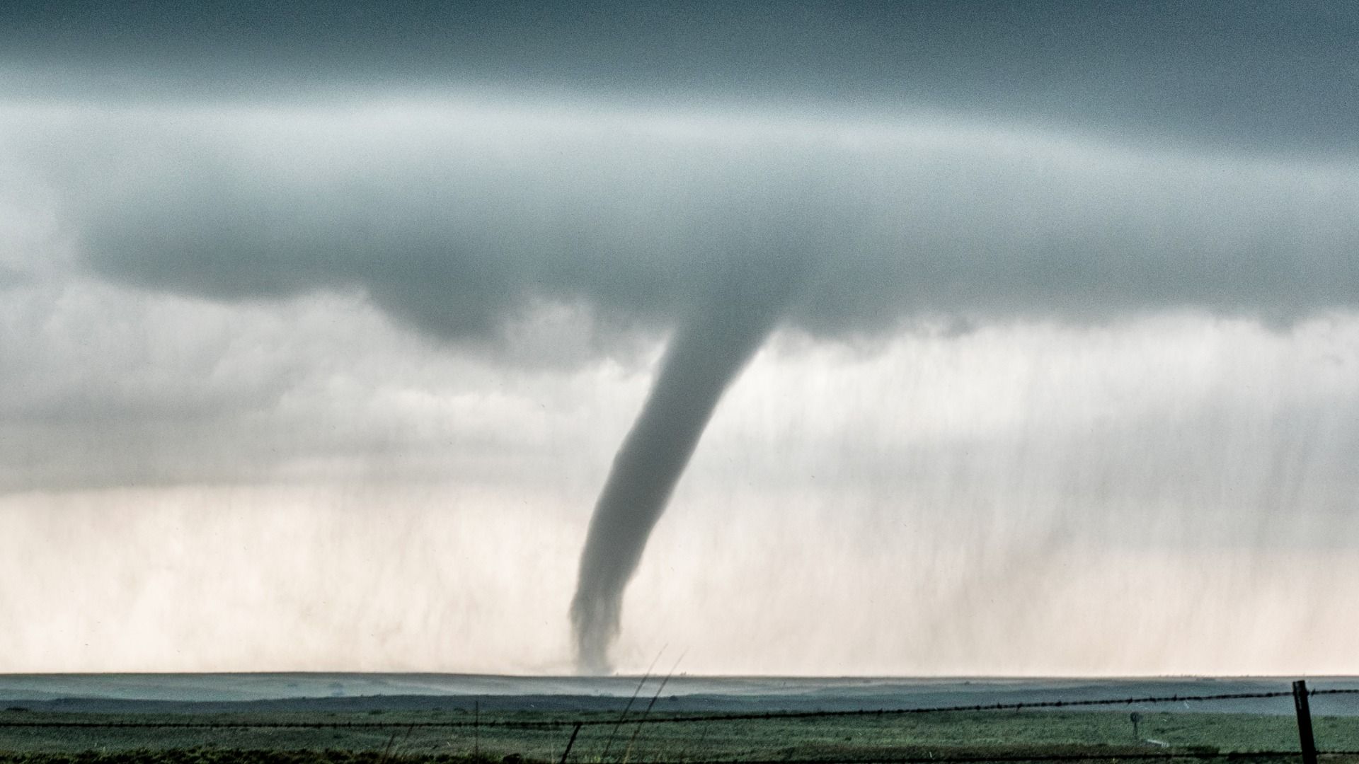 東京や大阪で竜巻注意！避難行動のポイントは？