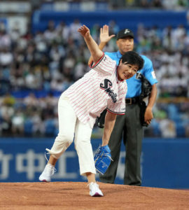 小池都知事、始球式で骨折…テレワークでの仕事に集中