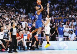 SNSでの指摘相次ぐ、河村選手とストラゼル選手のファウル判定に疑惑