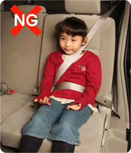 チャイルドシートの重要性：車外に放り出されるリスクを減らすために