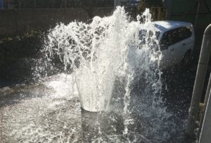 都心の駅を襲った“エアピストン現象”、マンホールのフタが飛び跳ねる惨事！