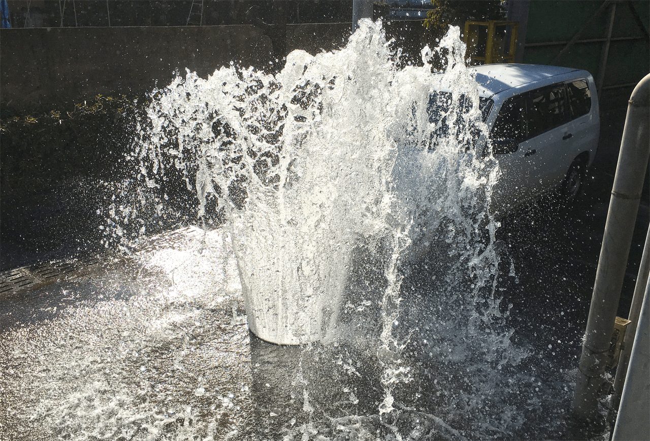 都心の駅を襲った“エアピストン現象”、マンホールのフタが飛び跳ねる惨事！